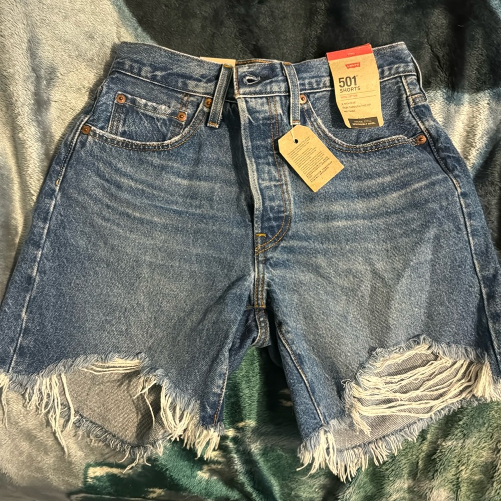 Hello I am selling a pair of Levi’s shorts. They are a size 26.